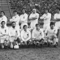 Image d'époque de l'équipe de rugby d'Italie avec le polo de rugby vintage Italie 1975 extérieur blanc